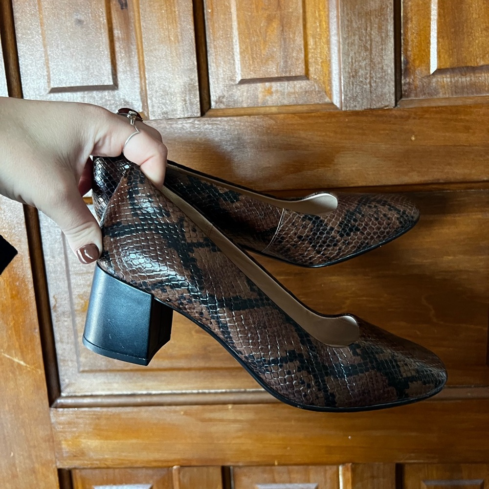 Elegant Snakeskin Patterned Block Heels - Picture 4 of 5
